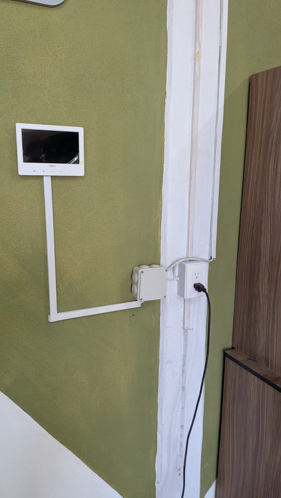 Monitor de videoportero Dahua instalado en pared